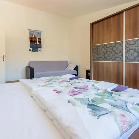 Apartment Mladen *